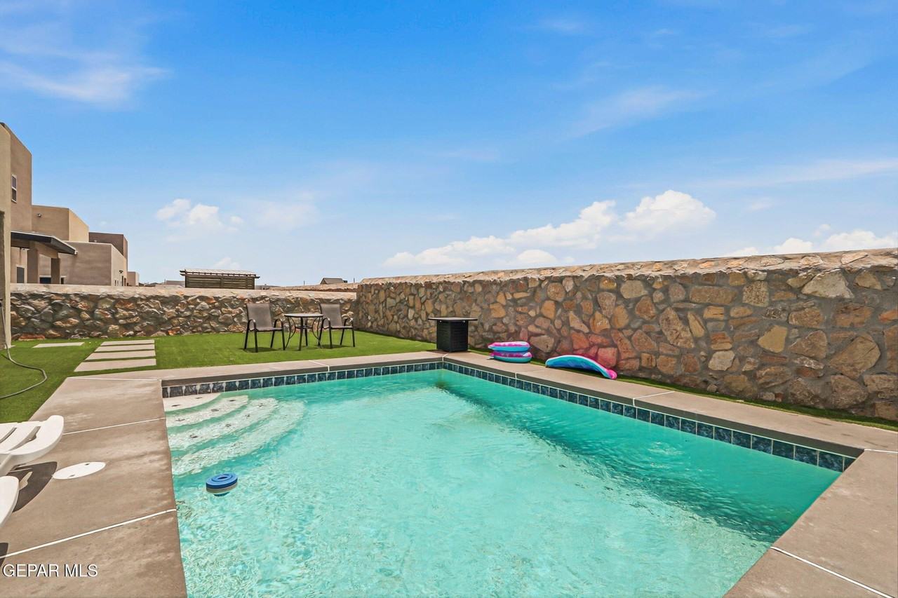 13066 Grantham Ln - Photo 6 of 50