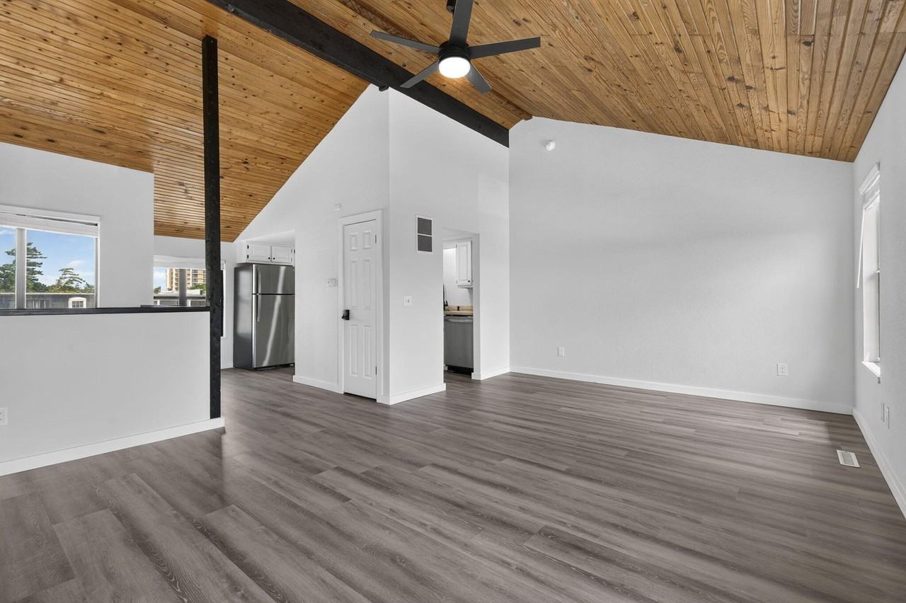 1030 E Elm St - Photo 5 of 26