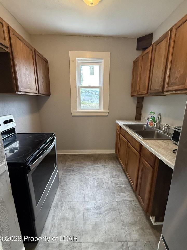 68 Coal St - Photo 6 of 14