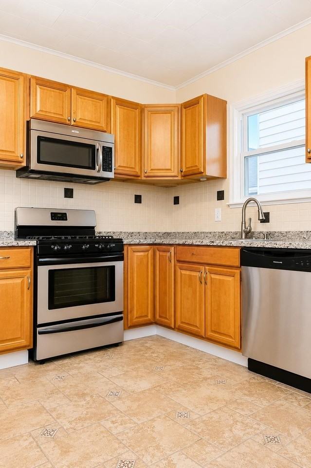40 Humphrey Ave - Photo 2 of 13