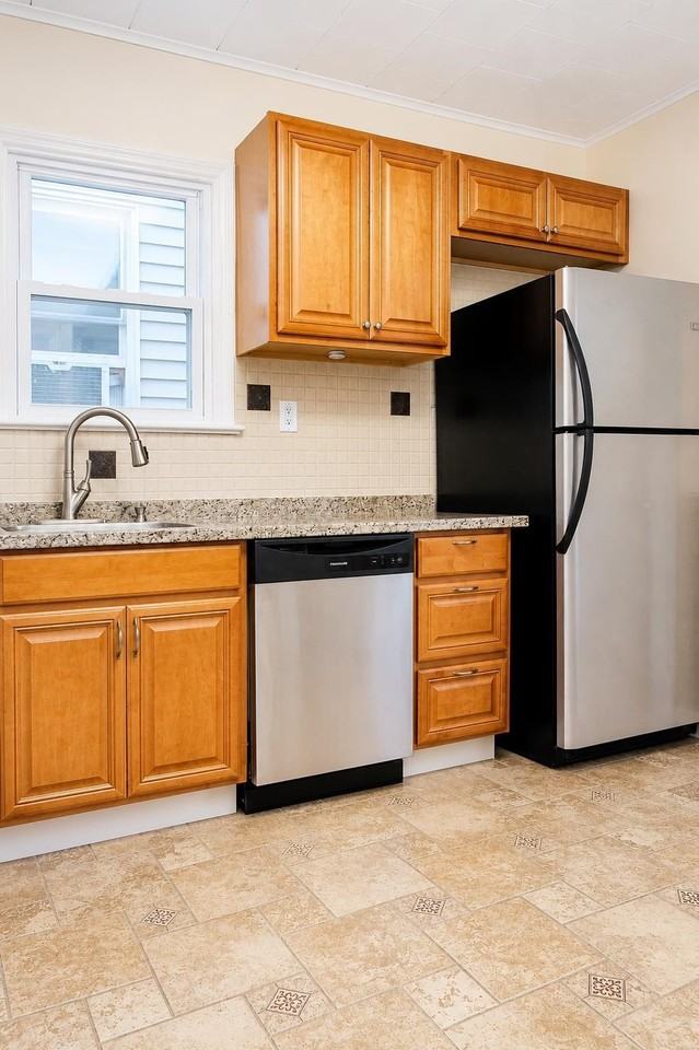 40 Humphrey Ave - Photo 3 of 13