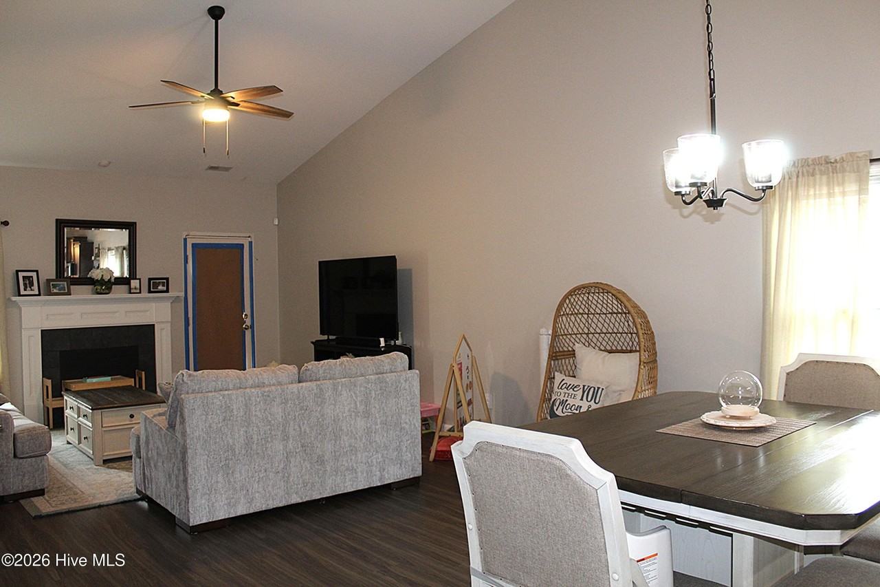 221 Seville St - Photo 7 of 34