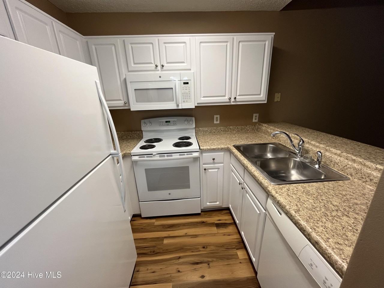 5146 Lampost Cir - Photo 6 of 22
