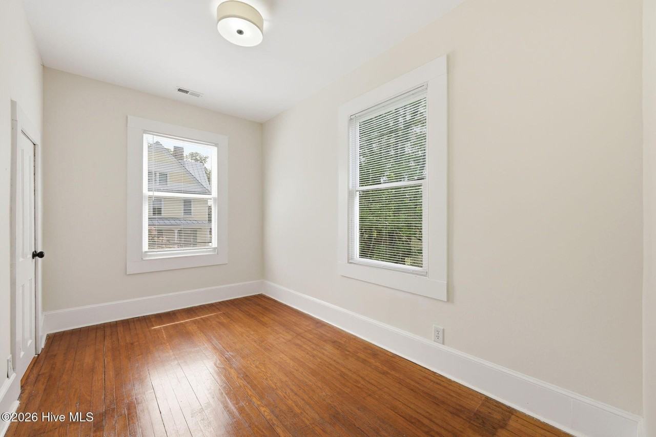 511 Middle St #B - Photo 3 of 18