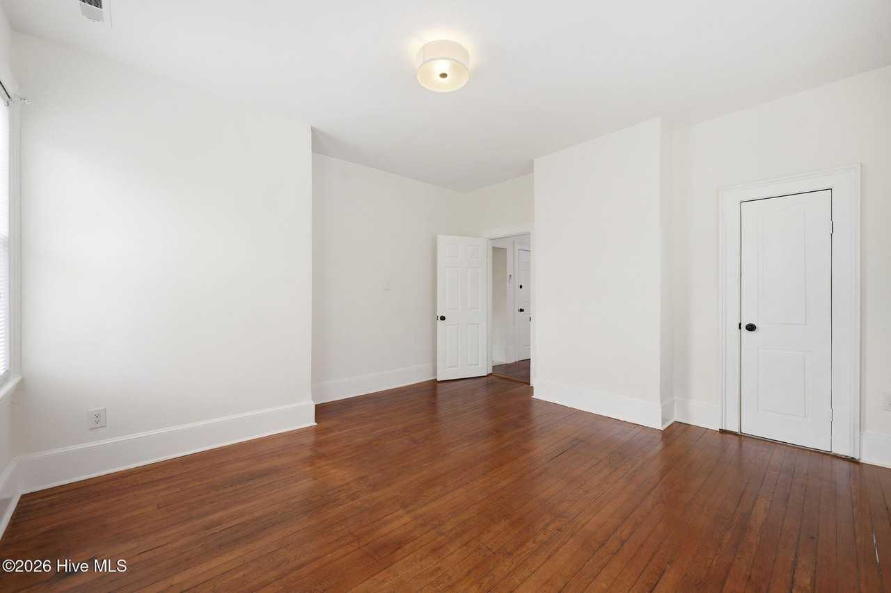 511 Middle St #B - Photo 4 of 18
