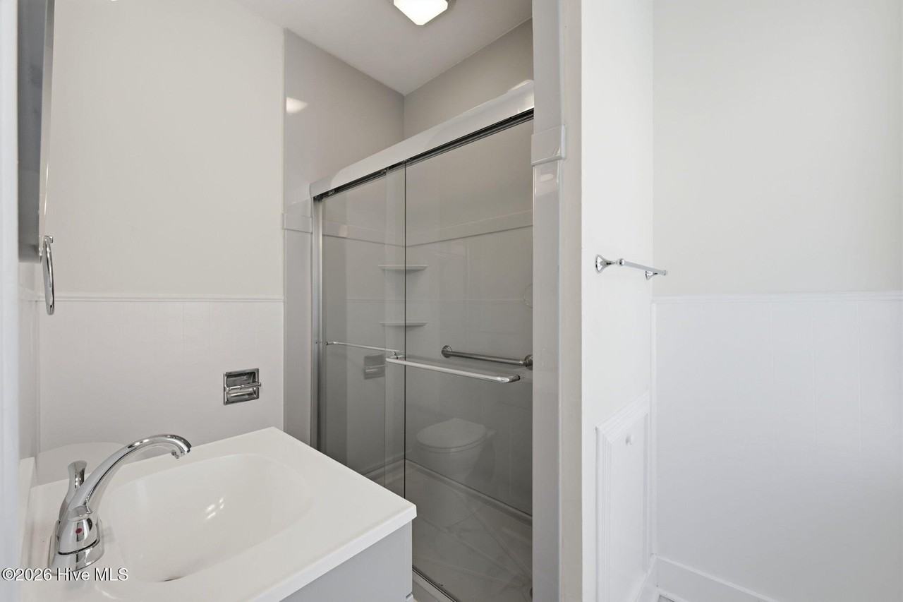 511 Middle St #B - Photo 5 of 18