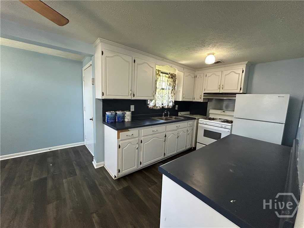 1010 Carroll St - Photo 5 of 18