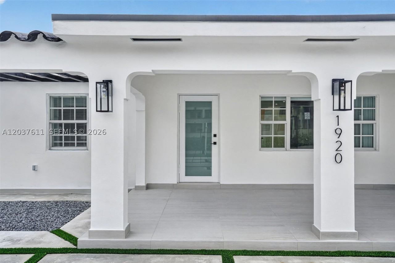 1920 Sw 67th Ave - Photo 4 of 46