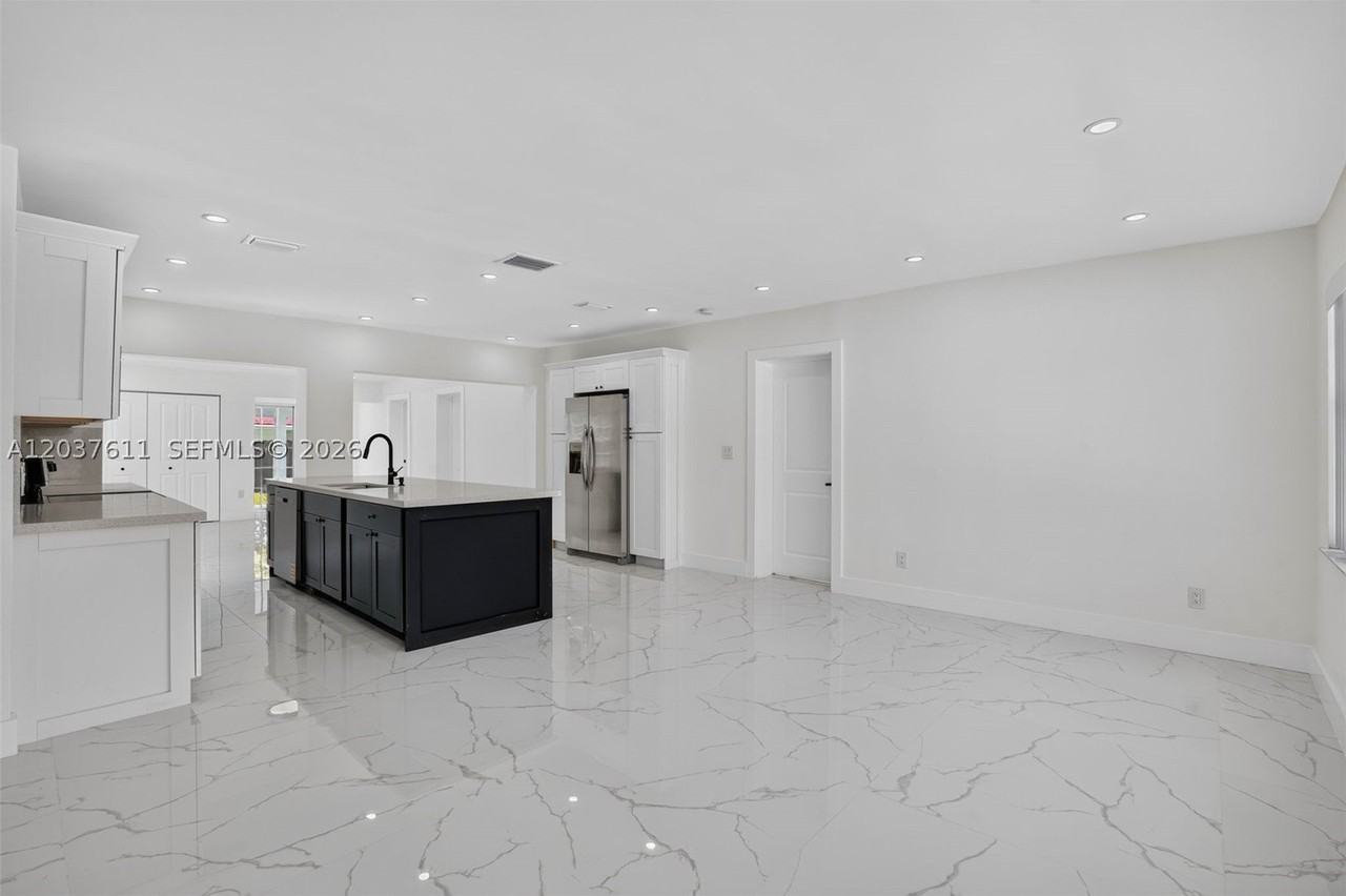 1920 Sw 67th Ave - Photo 7 of 46