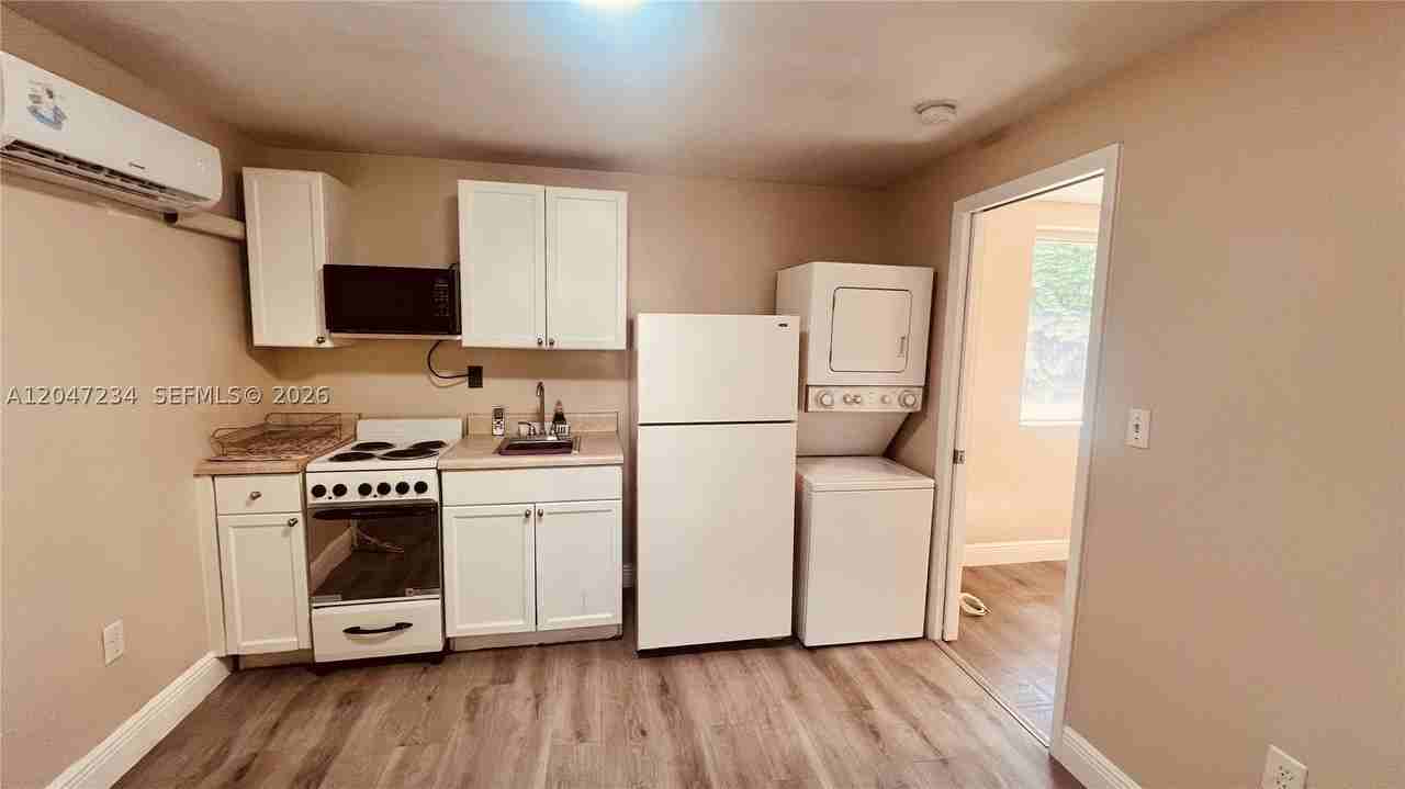 32 Ne 169th St #2 - Photo 5 of 20