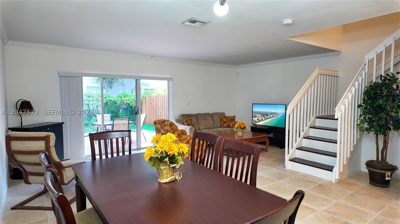 11432 Nw 48th Ter - Photo 4 of 32