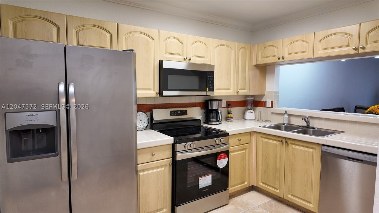 11432 Nw 48th Ter - Photo 5 of 32