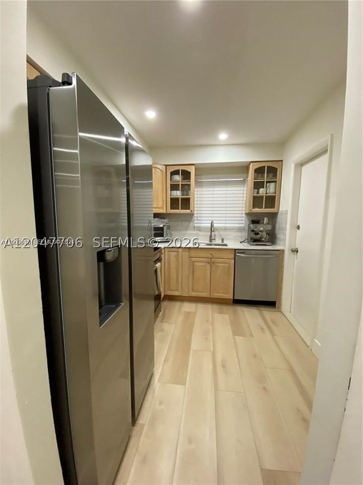 1200 Tallwood Ave #302 - Photo 7 of 19