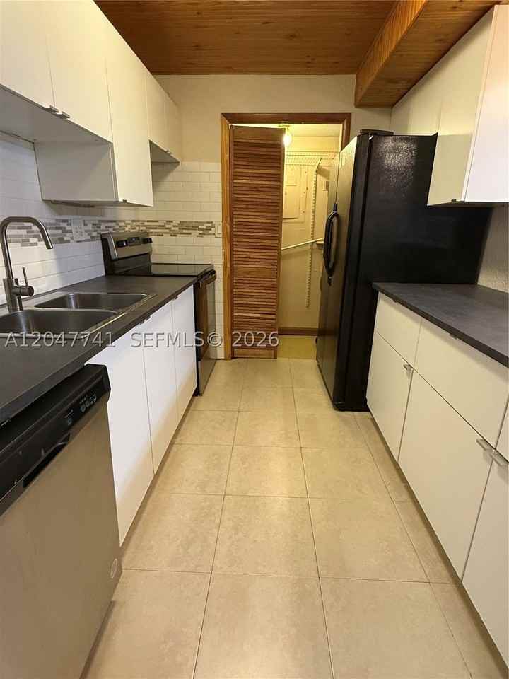 120 Lakeview Dr #114 - Photo 3 of 5