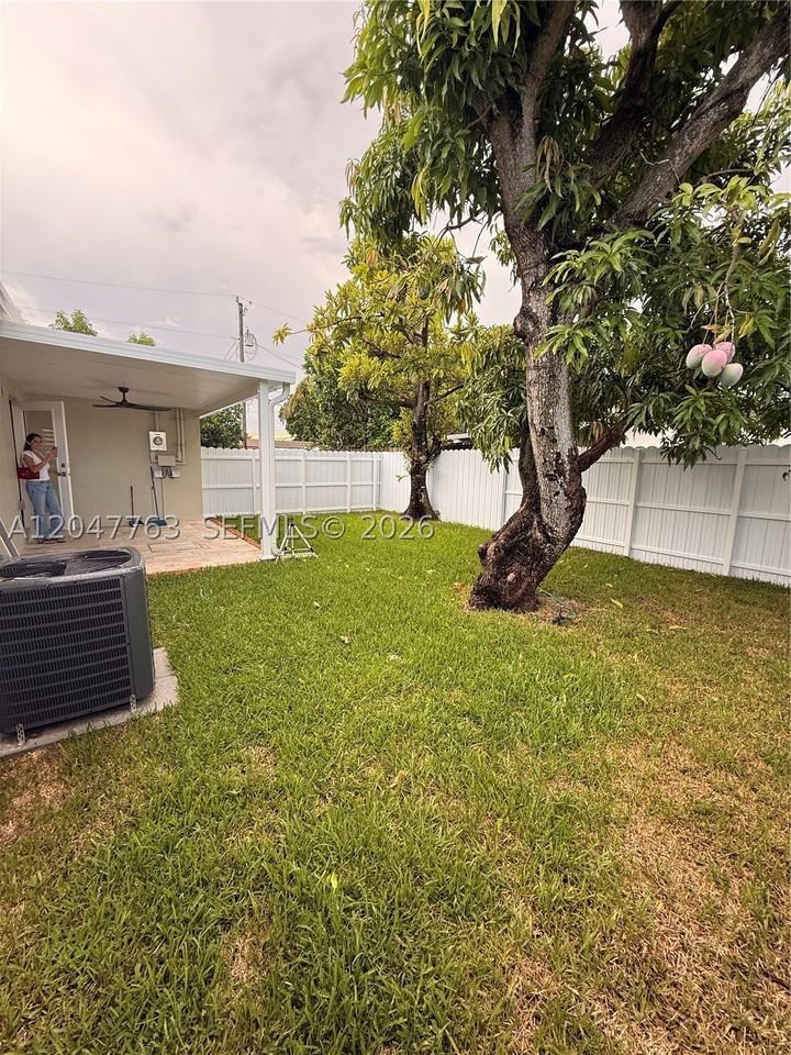 10555 Sw 32nd St - Photo 3 of 18