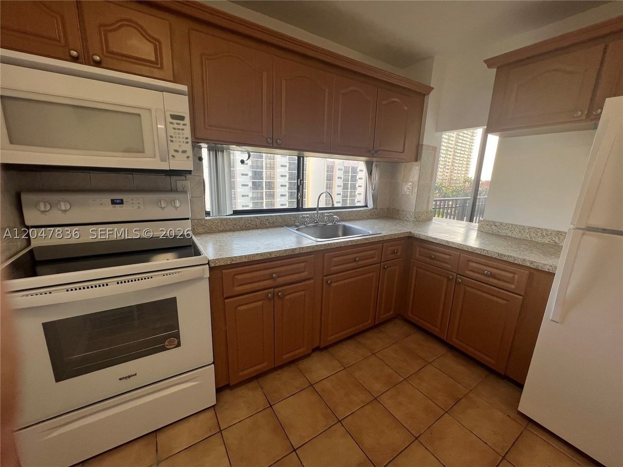 17011 N Bay Rd #816 - Photo 7 of 19