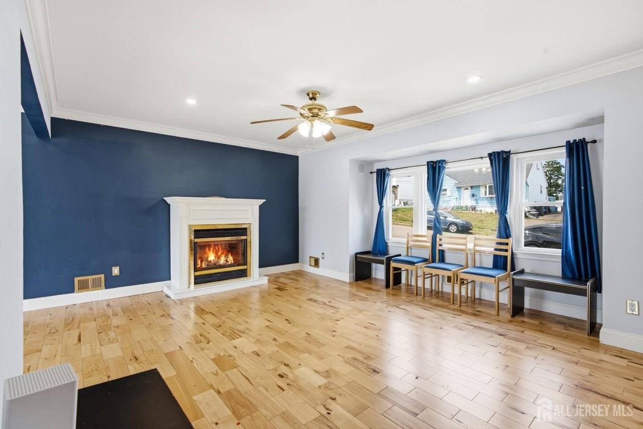 264 E George Pl - Photo 3 of 28