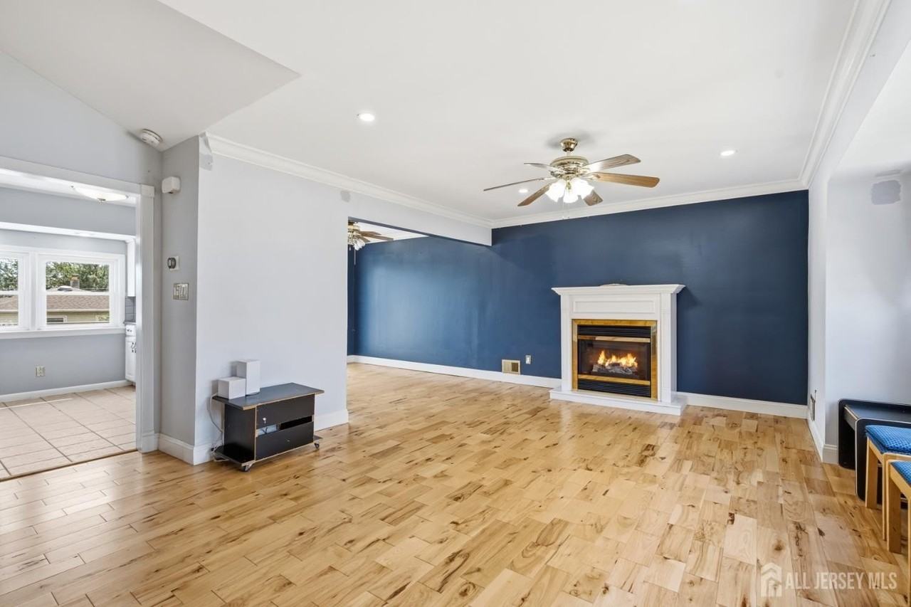 264 E George Pl - Photo 4 of 28