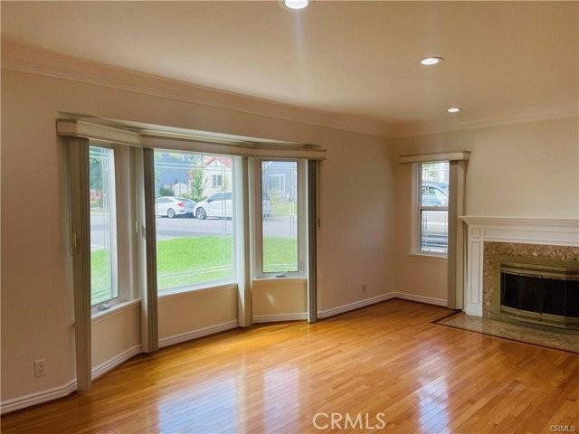 1422 Spazier Ave - Photo 4 of 8