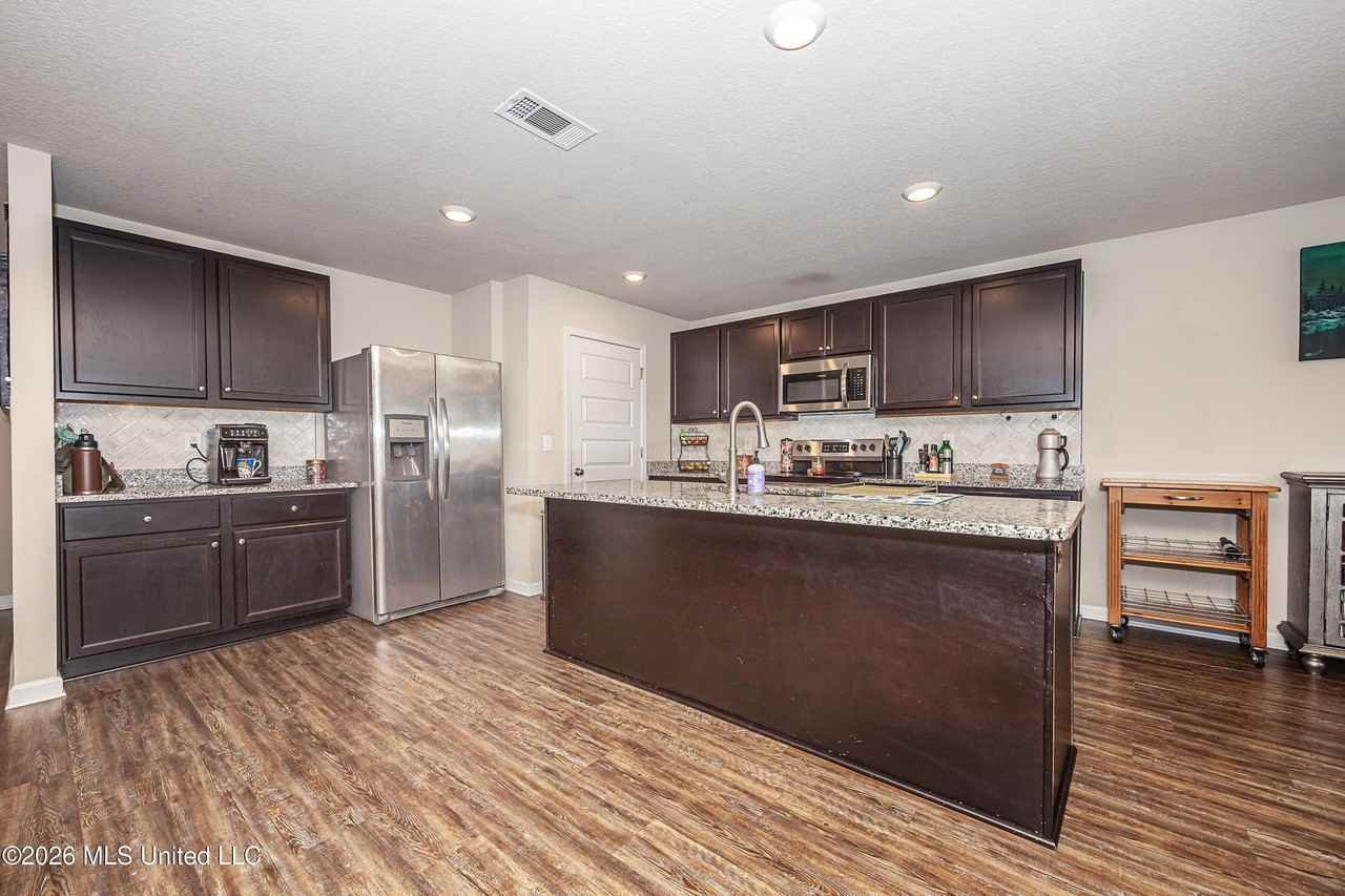 9125 Bellewood Dr - Photo 7 of 50