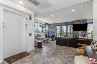 137 N North Doheny Drive #4 - Photo 3 of 8