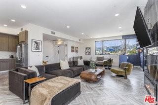 137 N North Doheny Drive #4 - Photo 5 of 8