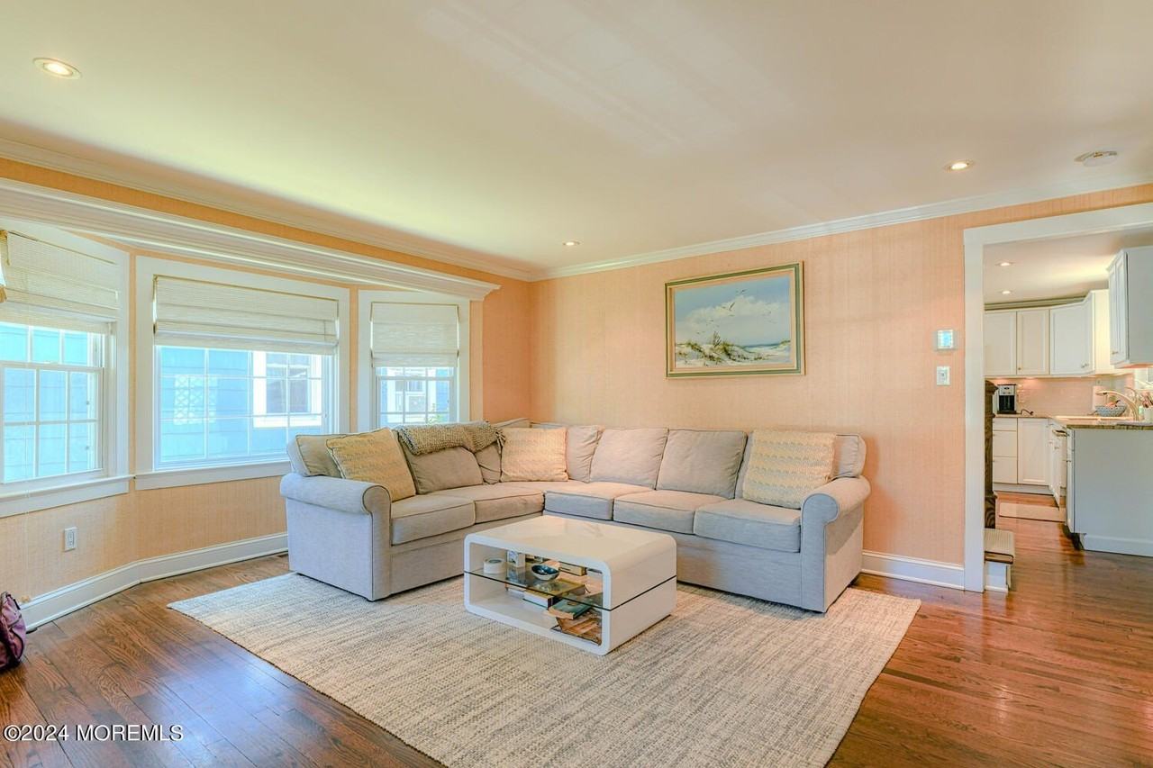 94 Embury Ave - Photo 6 of 37