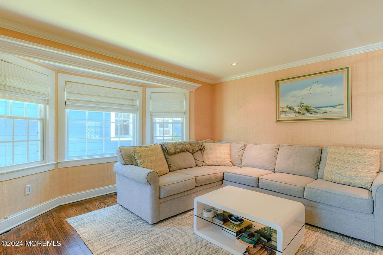 94 Embury Ave - Photo 7 of 37