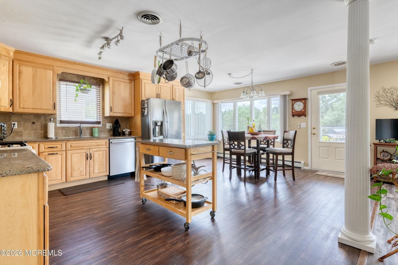 251 Westbrook Dr - Photo 3 of 39
