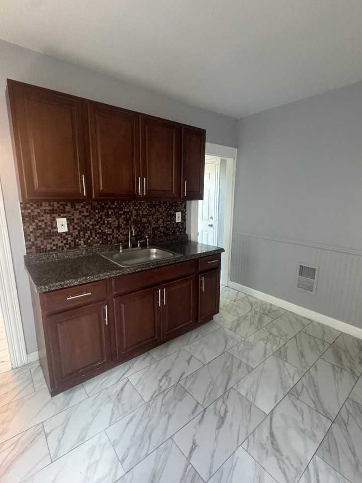 1079 Kossuth St #2 - Photo 7 of 10