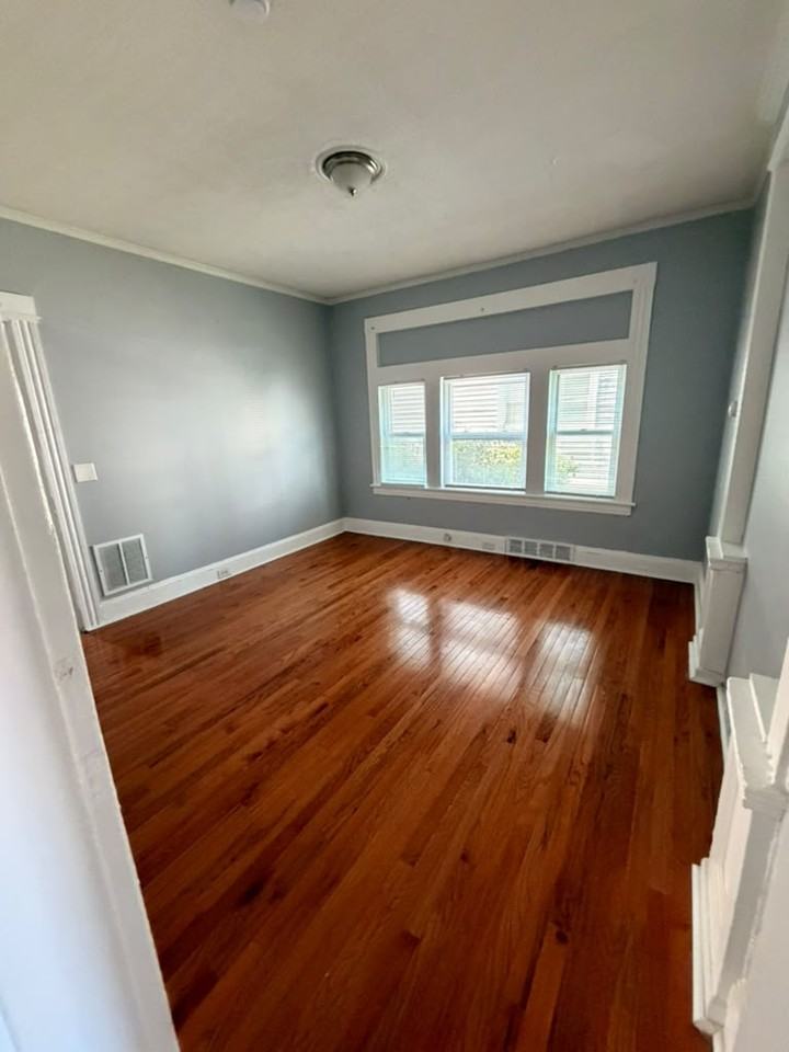 545 Park St #1R - Photo 4 of 10
