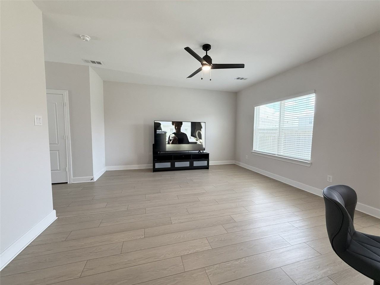 1205 Ginsburg Ln - Photo 4 of 25