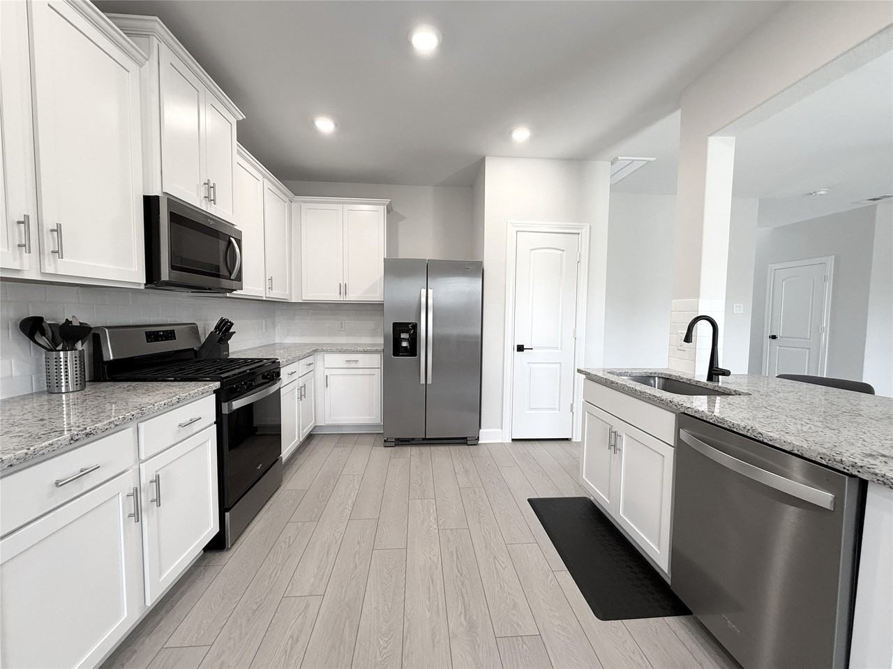 1205 Ginsburg Ln - Photo 6 of 25
