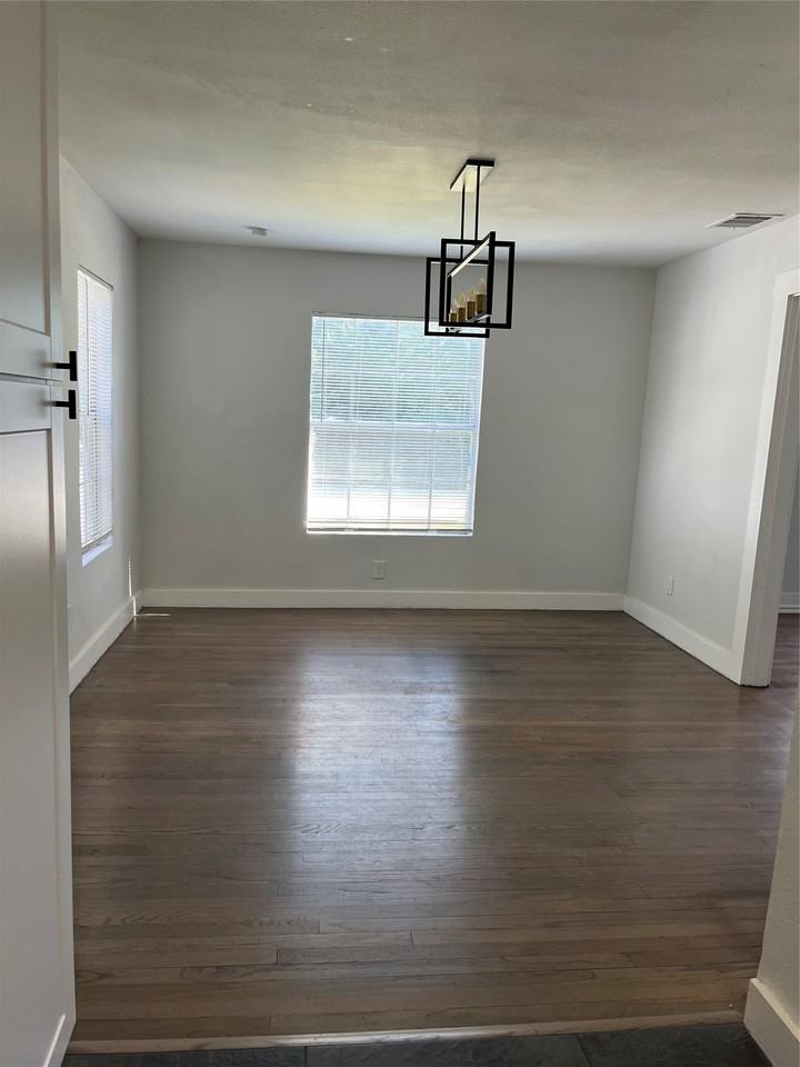 903 W 8th St - Photo 2 of 5