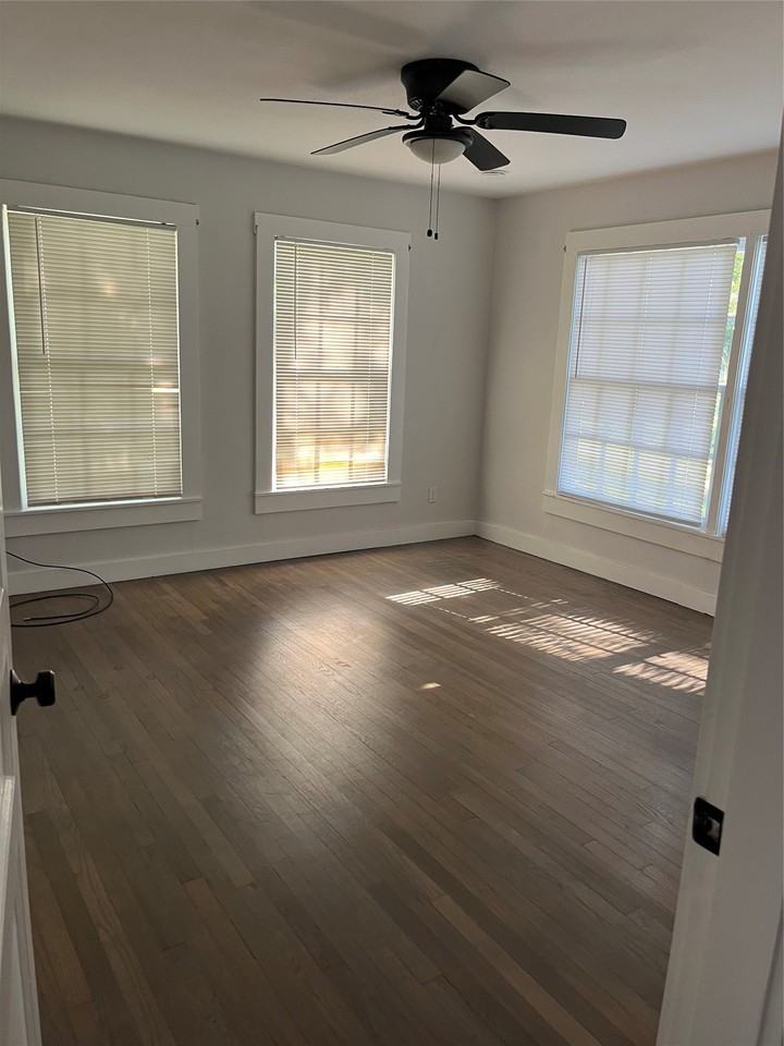 903 W 8th St - Photo 4 of 5