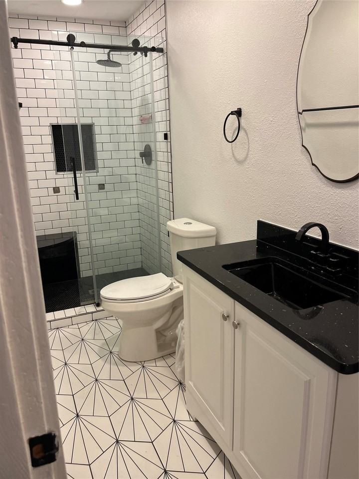 903 W 8th St - Photo 5 of 5