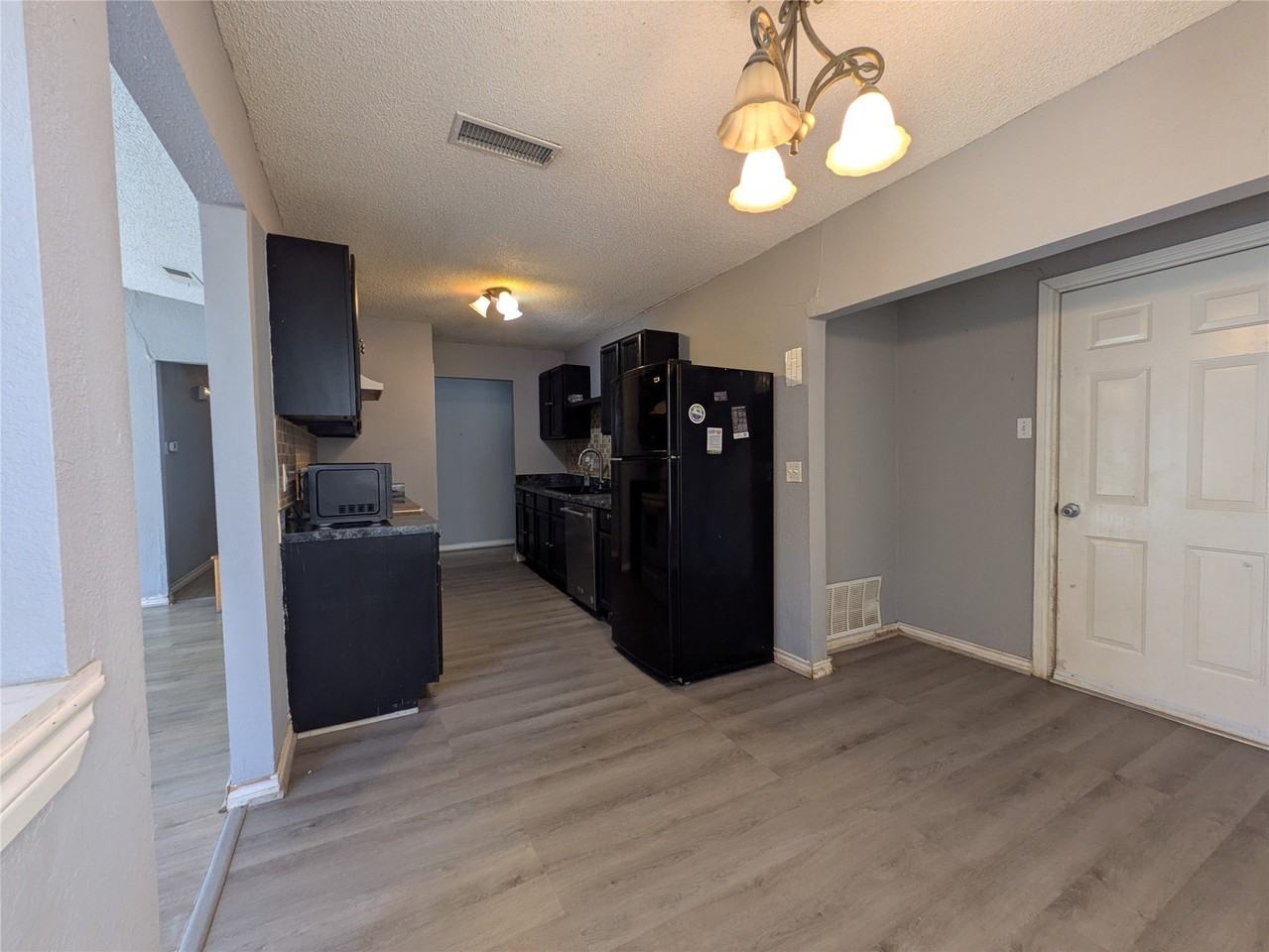 1800 Fernwood Cir - Photo 4 of 14