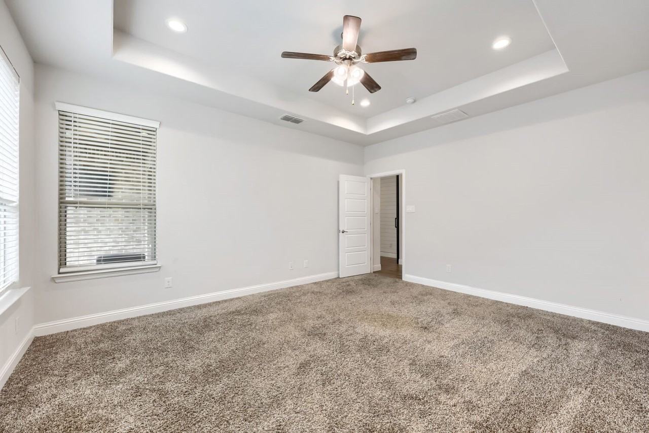 716 10th St - Photo 2 of 17