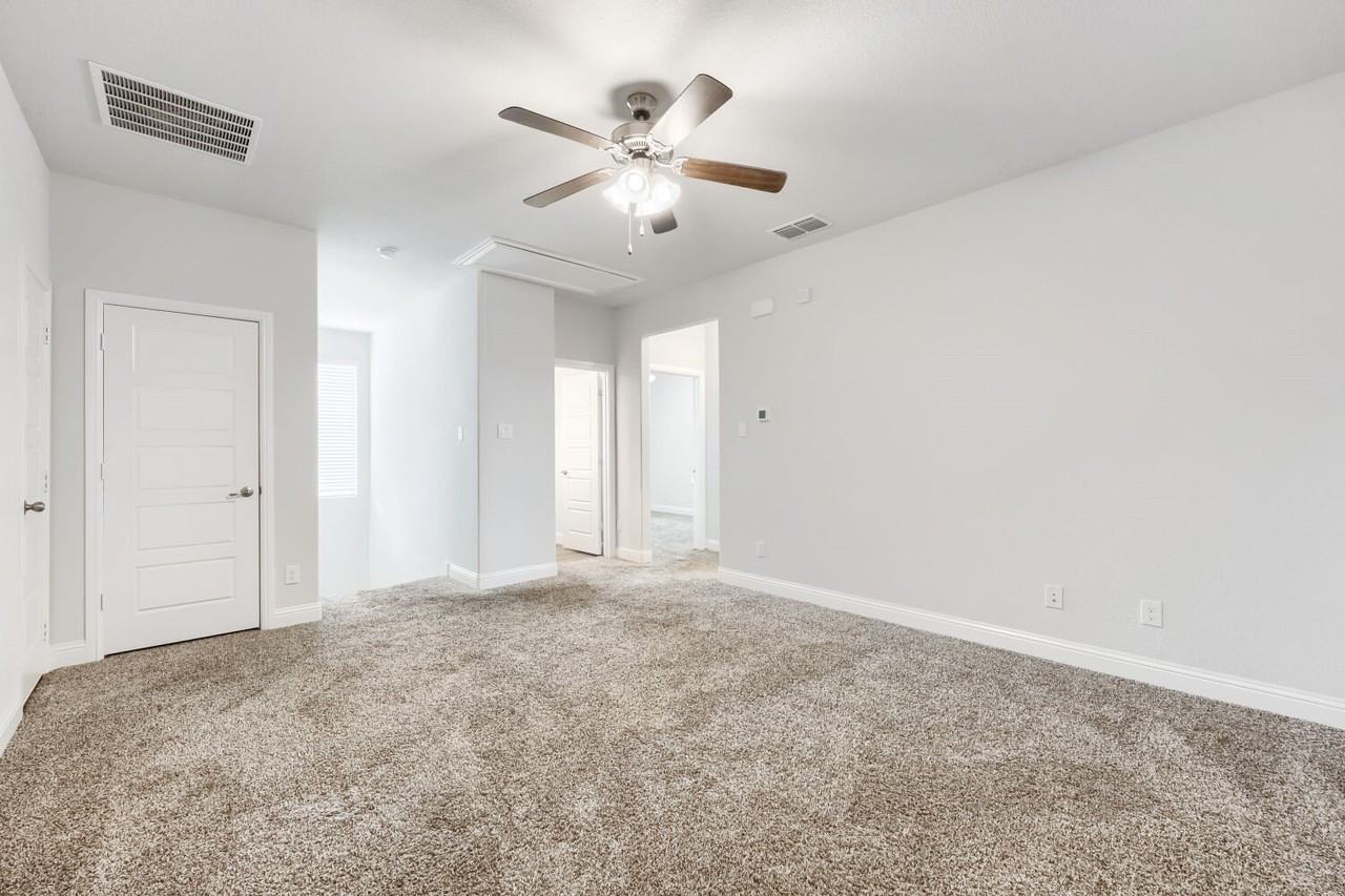 716 10th St - Photo 4 of 17