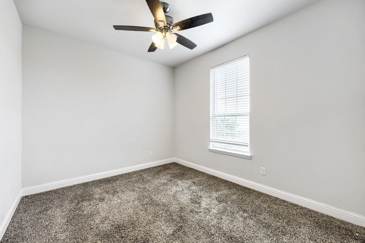 716 10th St - Photo 5 of 17