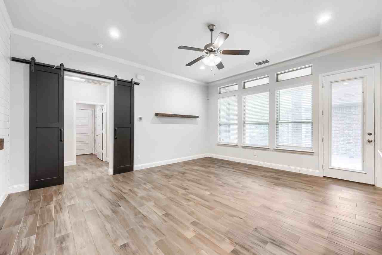 716 10th St - Photo 6 of 17