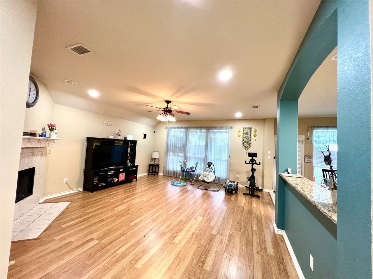 902 Rockton Dr - Photo 3 of 20