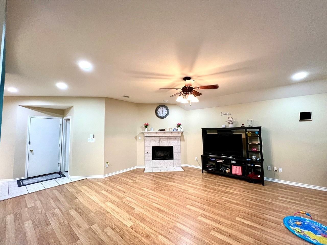 902 Rockton Dr - Photo 4 of 20