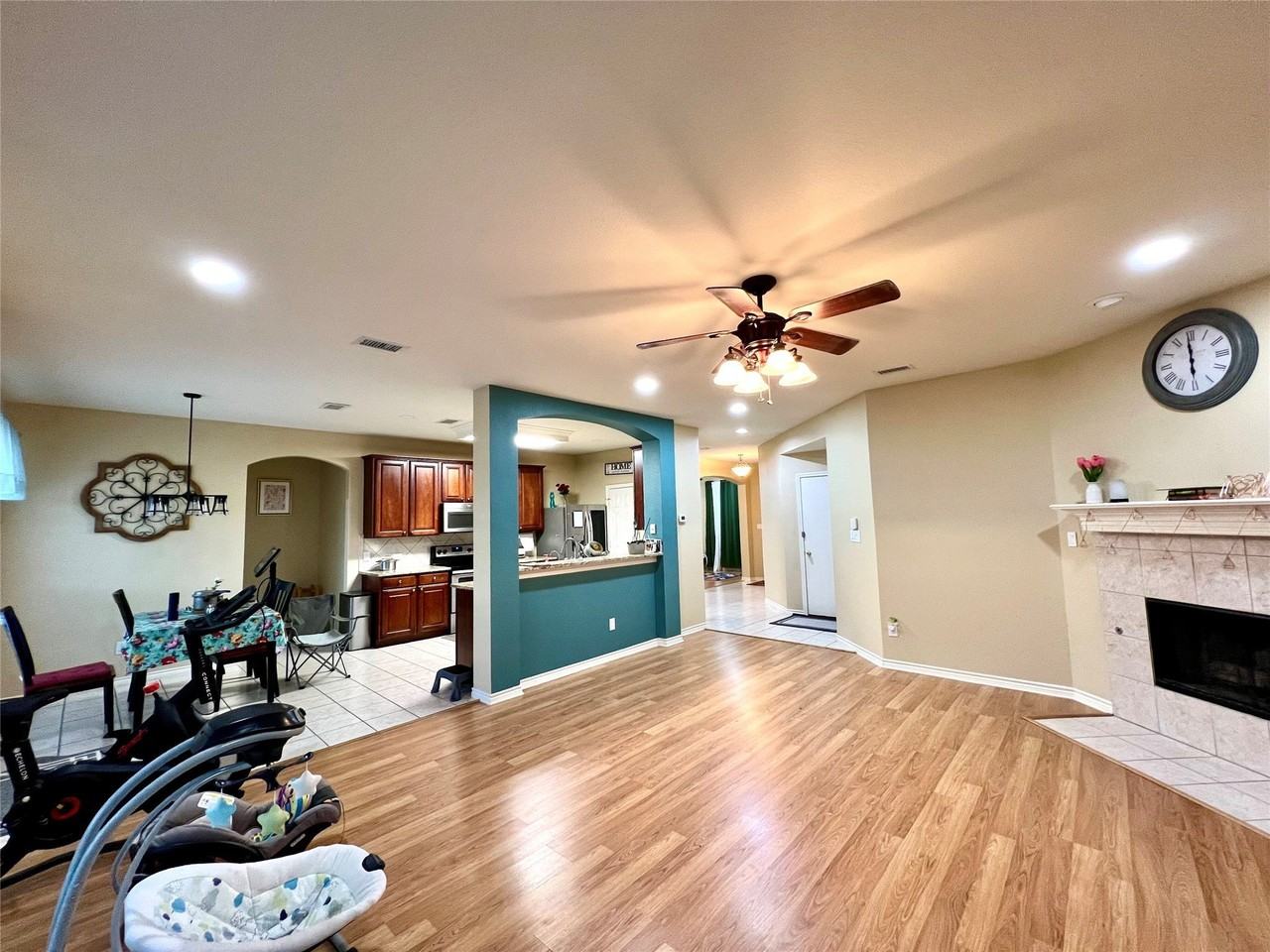 902 Rockton Dr - Photo 5 of 20