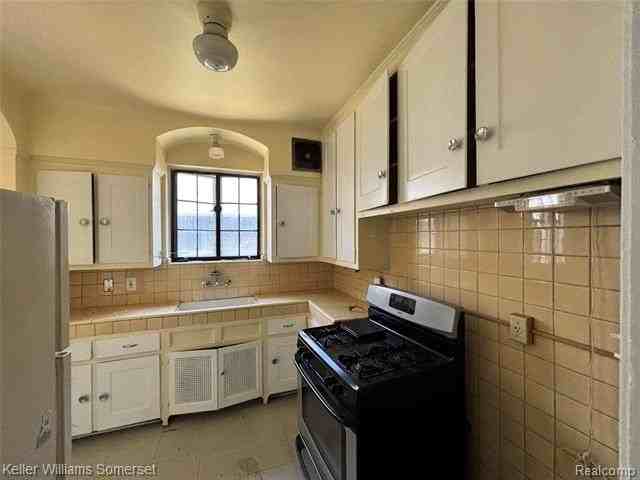 2943 Leslie St - Photo 6 of 16