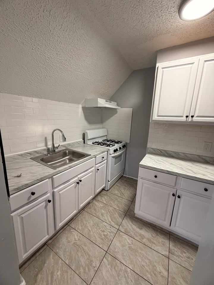 534 Howard Ave #3 - Photo 2 of 7