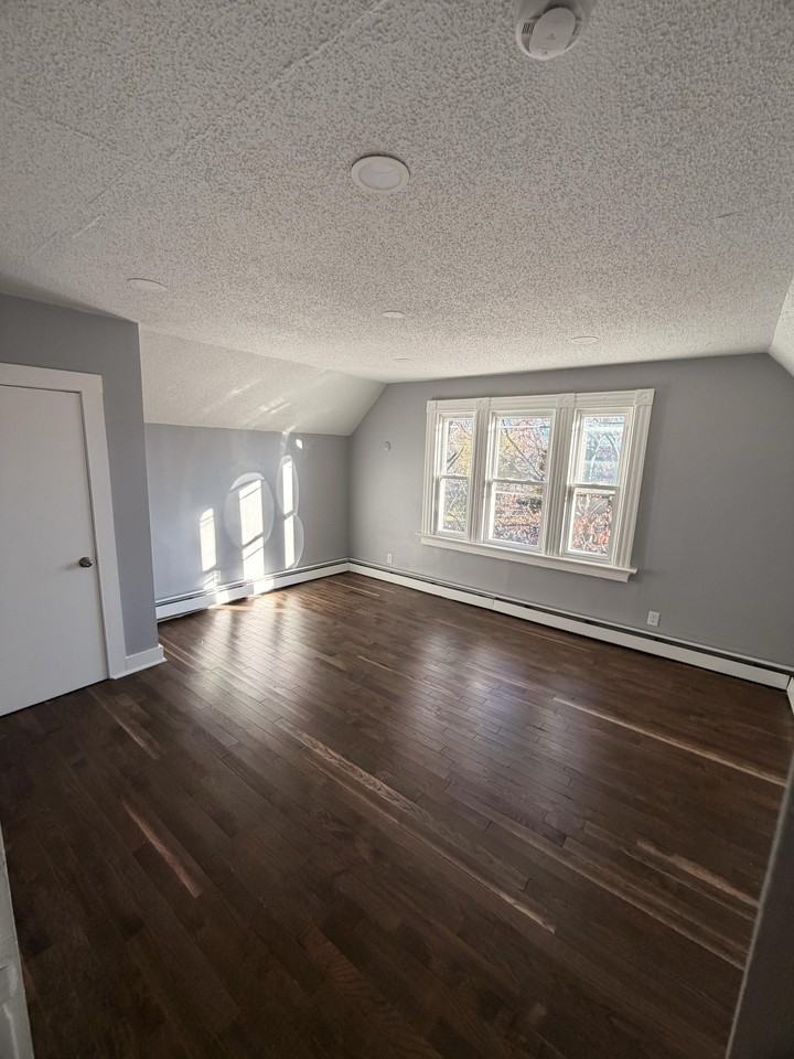 534 Howard Ave #3 - Photo 3 of 7