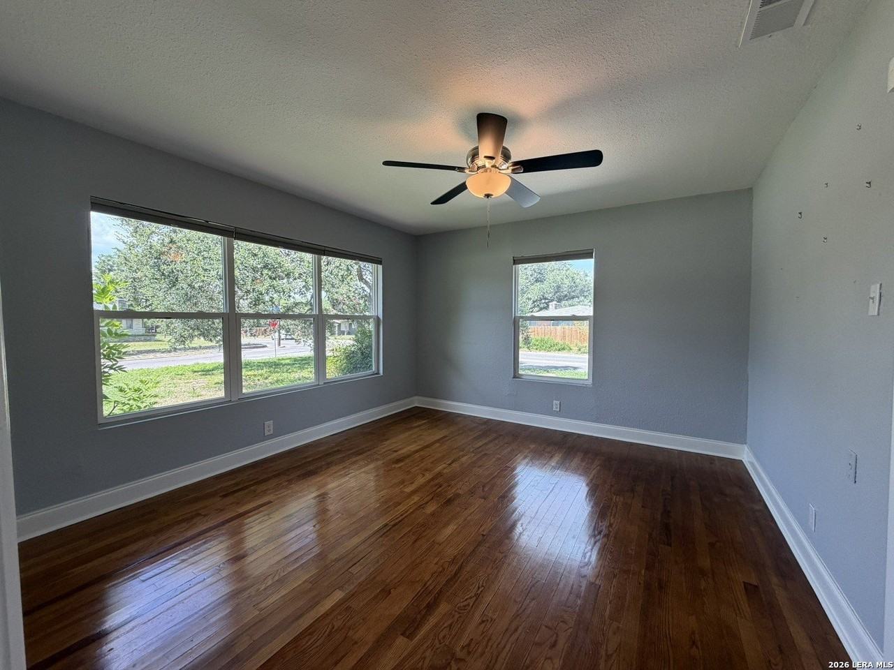 2555 W Kings Hwy - Photo 4 of 22