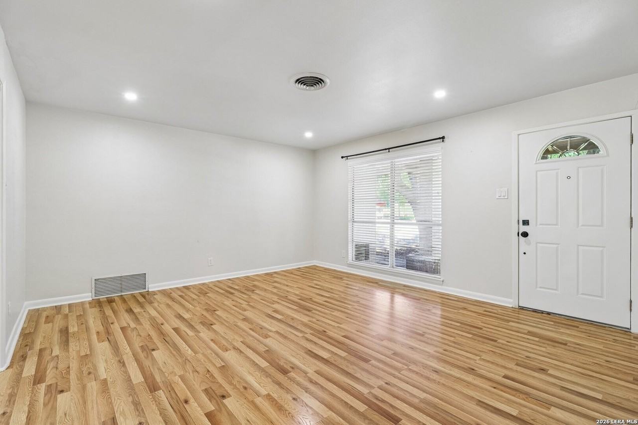 614 Coronet St - Photo 3 of 24