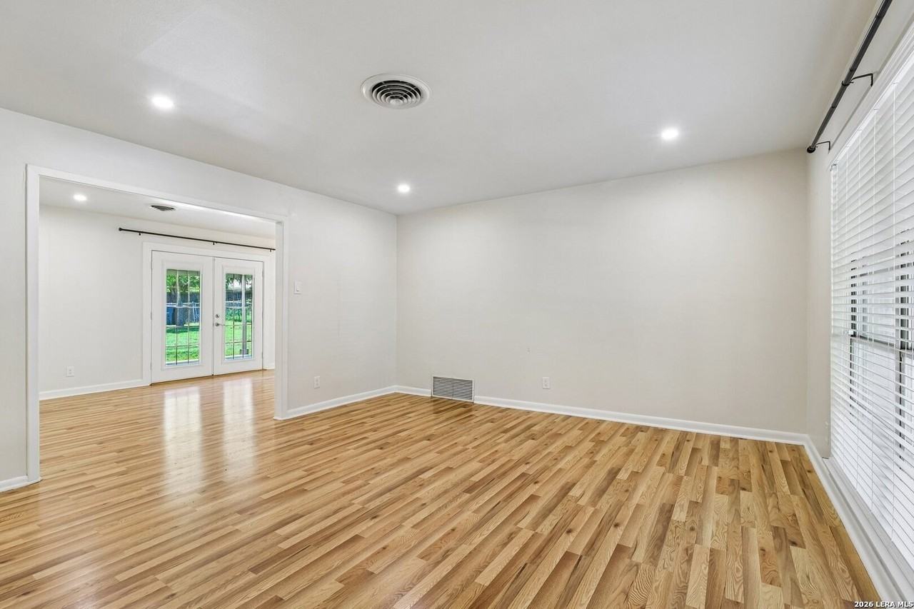 614 Coronet St - Photo 5 of 24